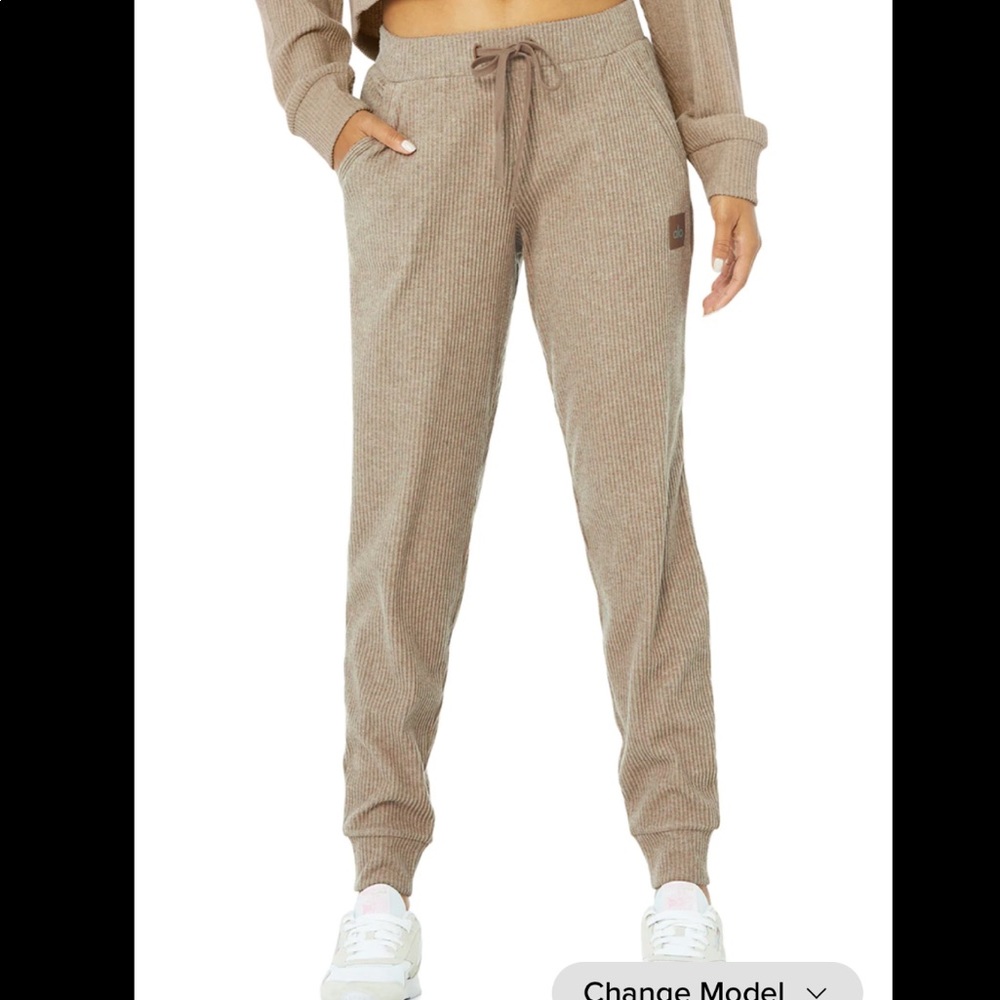 ALO muse sweatpants in Gravel